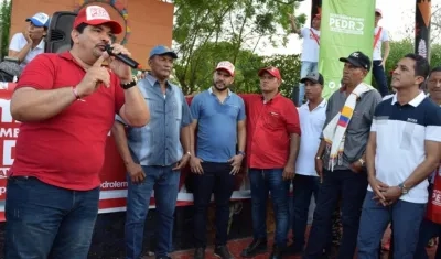 El líder comunal Jose Polo, junto a (Izq. a der.) Teodomiro Ariza y Rehusen Martínez, candidatos a la Alcaldía de Santa Lucía y Pedro Lemus.