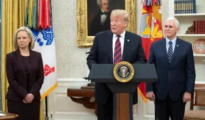 El Presidente Donald J. Trump en la Oficina Oval de la Casa Blanca en Washington, con la Secretaría Kirstjen Nielsen y el Vicepresidente Mike Pence.