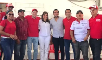 El Senador Mauricio Gómez con un grupo de amigos rodeando a Pedro Lemus.