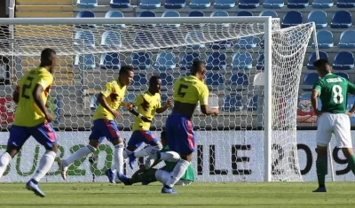 Iván Ángulo celebra tras anotar el gol del triunfo. 