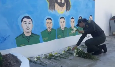 El mural en homenaje a las víctimas del atentado en la Estación de Policía San José.