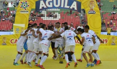 Jugadores de Junior celebran el título de la Superliga. 