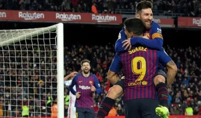 Lionel Messi y Luis Suárez celebrando el sexto gol.