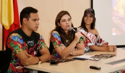 Asesor de la Secretaría de Cultura, Adolfo Zúñiga; la secretaria de Cultura, María Teresa Fernández, y la reina del Carnaval del Atlántico, Carolina Suárez.