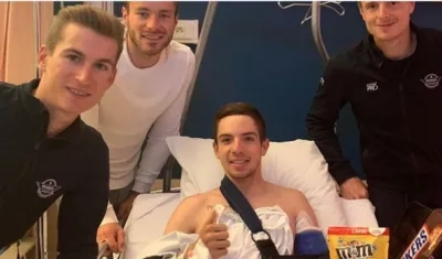 Ávaro Hodeg con sus compañeros, en el hospital. 
