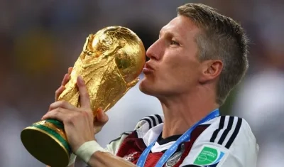 Bastian Schweinsteiger, besa la copa del mundo. 