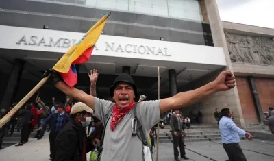 Los manifestantes tomaron el edificio de la Asamblea Nacional (Parlamento) de Ecuador al grito de "¡fuera Moreno fuera!", tras tirar abajo las verjas de seguridad que rodaban la sede. 