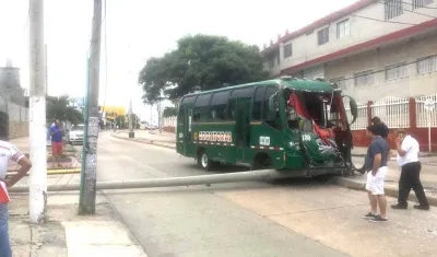 Un bus chocó contra un poste en la calle 72 con carrera 38B.