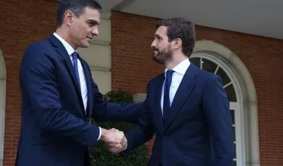 El presidente del Gobierno en funciones, Pedro Sánchez, saluda al líder de la oposición, Pablo Casado, en las escalinatas del Palacio de la Moncloa.