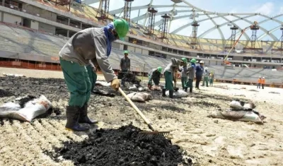 Obreros trabajando en los estadios del Mundial 2022.