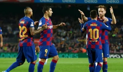 Lionel Messi celebra con sus compañeros. 