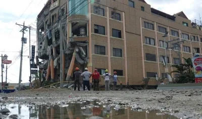 Terremoto fue en la isla de Mindanao, en el sur de Filipinas. En la foto una edificación afectada.