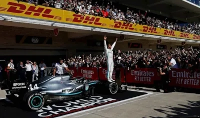 Lewis Hamilton celebra su campeonato mundial. 