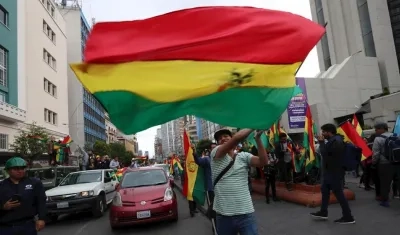 Bolivianos festejan salida de Evo Morales del poder.