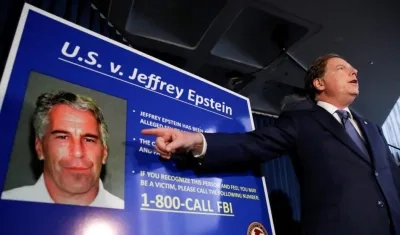 El fiscal federal de los Estados Unidos para el Distrito Sur de Nueva York, Geoffrey Berman, señala el cartel de Jeffrey Epstein.
