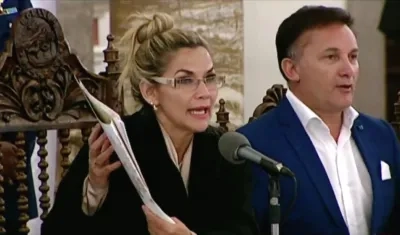 La Presidenta interina de Bolivia, Jeanine Añez, haciendo el anuncio.