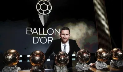 Lionel Messi posa al lado de sus seis balones de oro. 