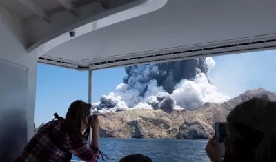 Erupción del volcán Whakaari.