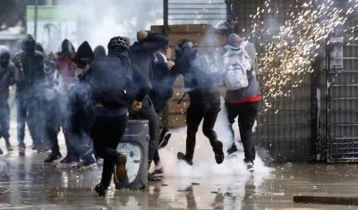 Manifestantes se enfrentan al Esmad en los alrededores de la Universidad Nacional en Bogotá.