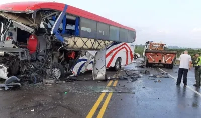 Así quedó el bus de Brasilia accidentado este jueves.