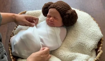 Bebé vestida como la princesa Leia, personaje de la cinta.