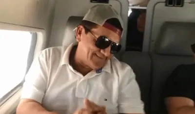 El cantante Poncho Zuleta a bordo de su avión.