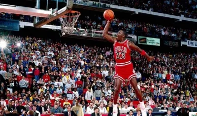 Michael Jordan en un concurso de volcadas. 