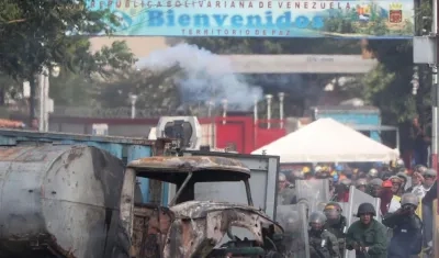 anifestantes se enfrentan con la Guardia Nacional Bolivariana en el lado colombiano del Puente Internacional Simón Bolívar