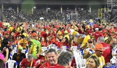 Un numeroso público carnavalero se reúne este jueves, en el estadio Romelio Martínez