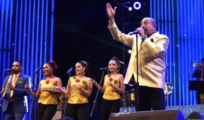 Juan Piñla durante su actuación junto con sus tres hijas.