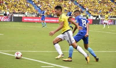 Falcao García en acción ante Marquinhos de Brasil. 