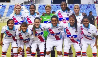 Daniela Montoya en compañía de las demás jugadoras de Las Tiburonas. 