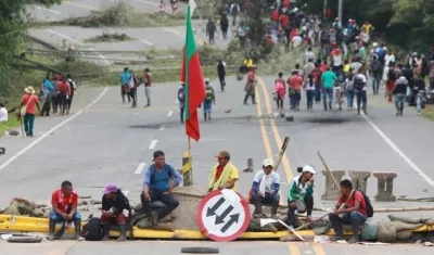 ndígenas bloquean la vía Panamericana este jueves, en el sector de Mondomo, Cauca
