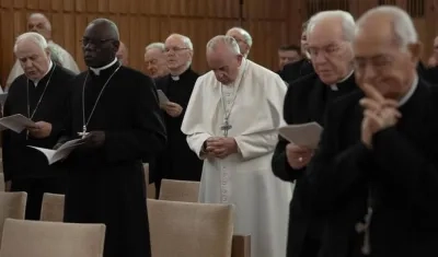 Papa Francisco rezando por las víctimas en Nueva Zelanda.