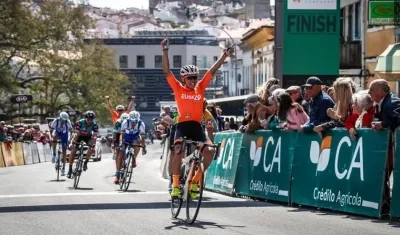 Sergio Higuita celebra el triunfo en la Vuelta Al Alentejo. 