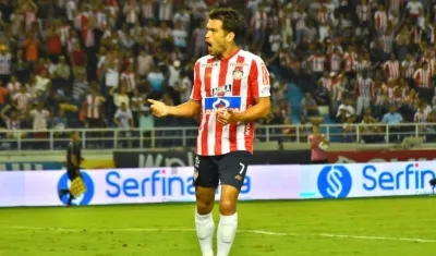Sebastián Hernández festejando el tercer gol de los 'tiburones'.