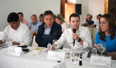 El Fiscal Néstor Humberto Martínez, el Contralor Felipe Córdoba y la Ministra de Minas María Fernanda Suárez, presidiendo la reunión.