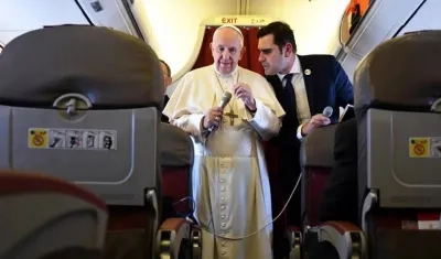 Su Santidad en el avión papal.