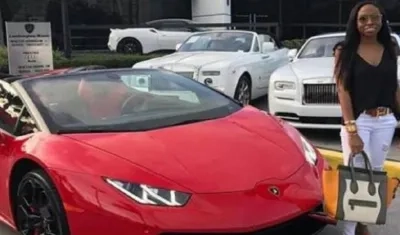 Jenny Ambuila y el Lamborghini rojo.