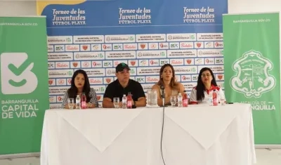 Rosmery Campo, directora Nodo Caribe Ascun Deportes; José Luis Álvarez, secretario Distrital de Recreación y Deporte; Katia Díaz, directora del torneo y Nidia Vergara, representante de la Liga de Fútbol del Atlántico.