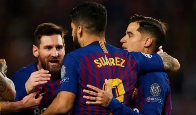 Lionel Messi felicita a Suárez y Coutinho. 