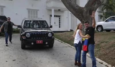  El líder opositor Leopoldo López (d), junto a su esposa, Lilian Tintori, en la residencia del embajador español en Venezuela, Jesús Silva, en Caracas. 