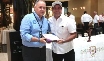 El Alcalde Alejandro char recibiendo el reconocimiento.