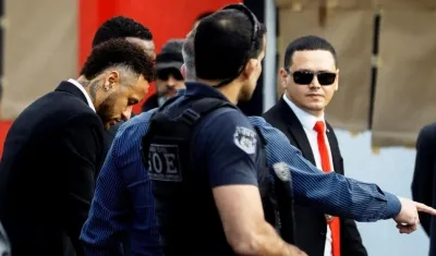 Neymar a su llegada a la comisaría.