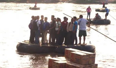Migrantes cruzan el río Suchiate desde Guatemala este lunes, en el estado de Chiapas (México). 