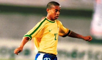 Ronaldinho en su debut con Brasil.