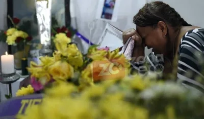 Ruby Rodríguez Rodríguez al lado del ataúd de su hijo.