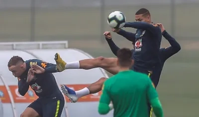  Los jugadores de Brasil Everton y Richarlison participan del entrenamiento.