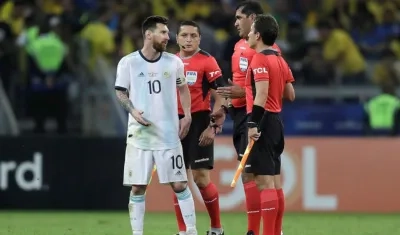 El árbitro ecuatoriano Robby Zambrano (2-d) habla con Lionel Messi.