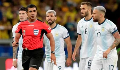 Roddy Zambrano recibe las quejas de varios jugadores argentinos. 